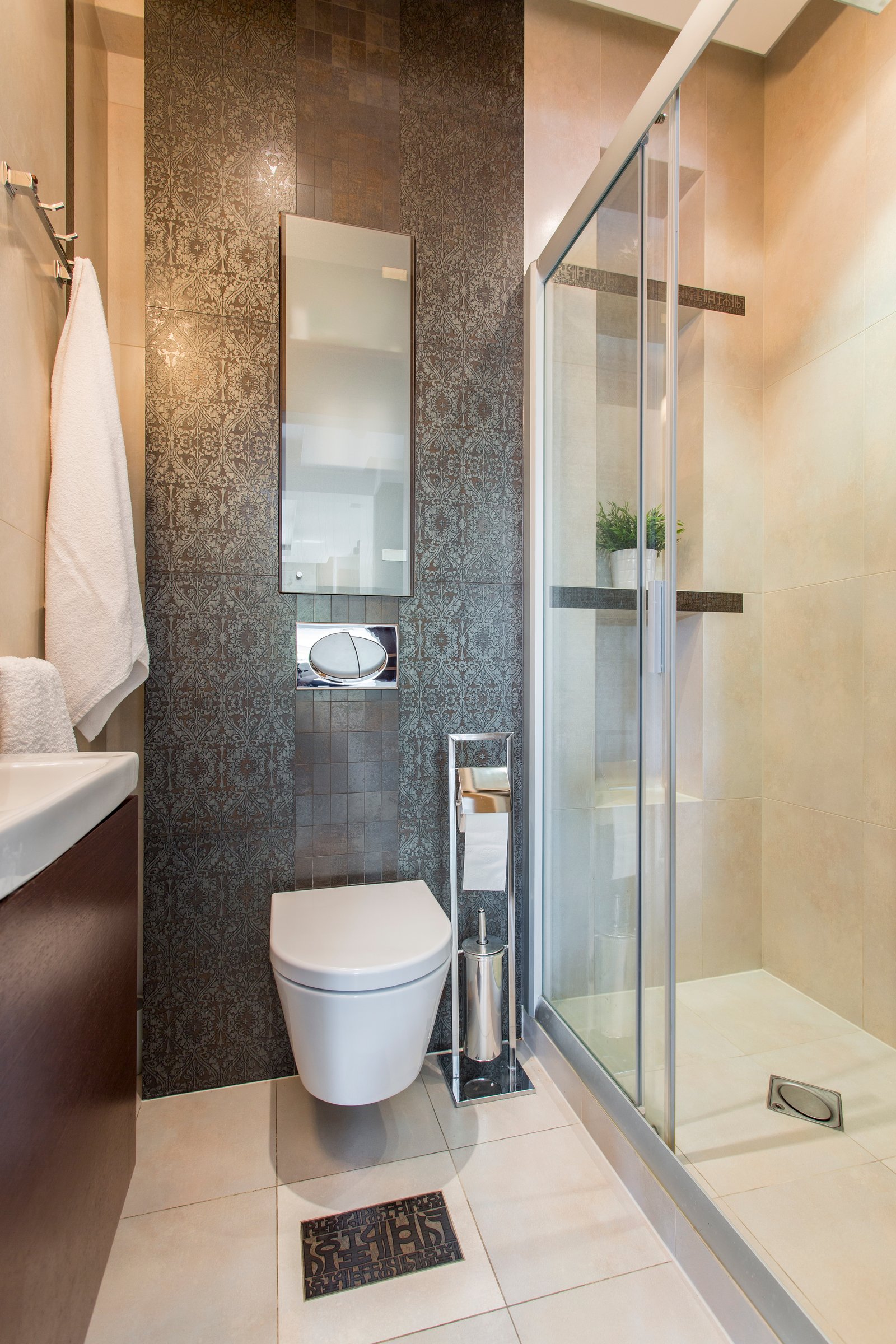 Reforma de baño en Zaragoza con ducha y azulejo decorativo — resultado final
