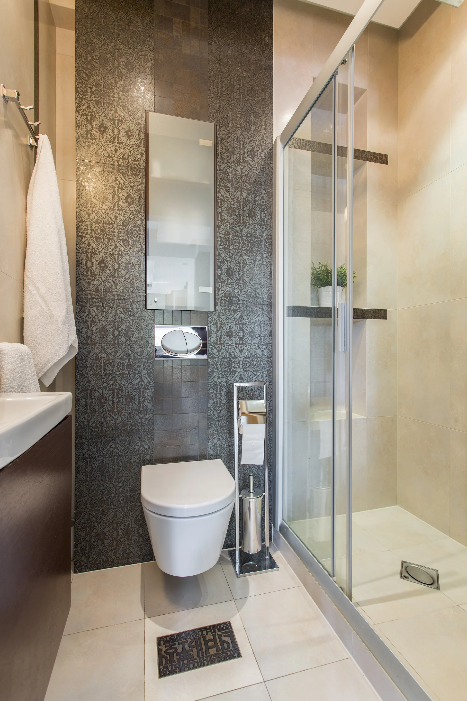 Reforma de baño en Zaragoza con ducha y azulejo decorativo